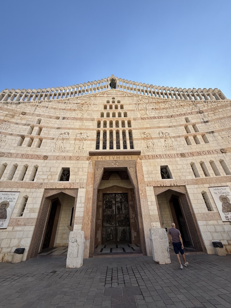 Fasad Basilika Kabar Sukacita, "VERBUM CARO FACTUM EST".