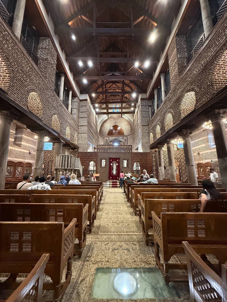 Interior gereja Koptik, langit-langit kayu berbentuk lambung kapal terbalik.