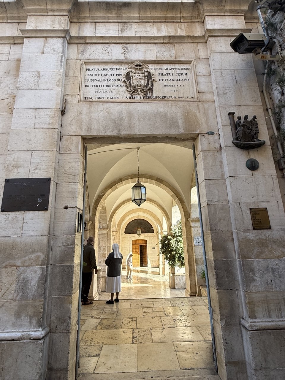 Gerbang Ecce Homo dengan prasasti Latin "Lithostrotos" (Yohanes 19), tempat Pilatus mengadili dan menjatuhkan vonis.