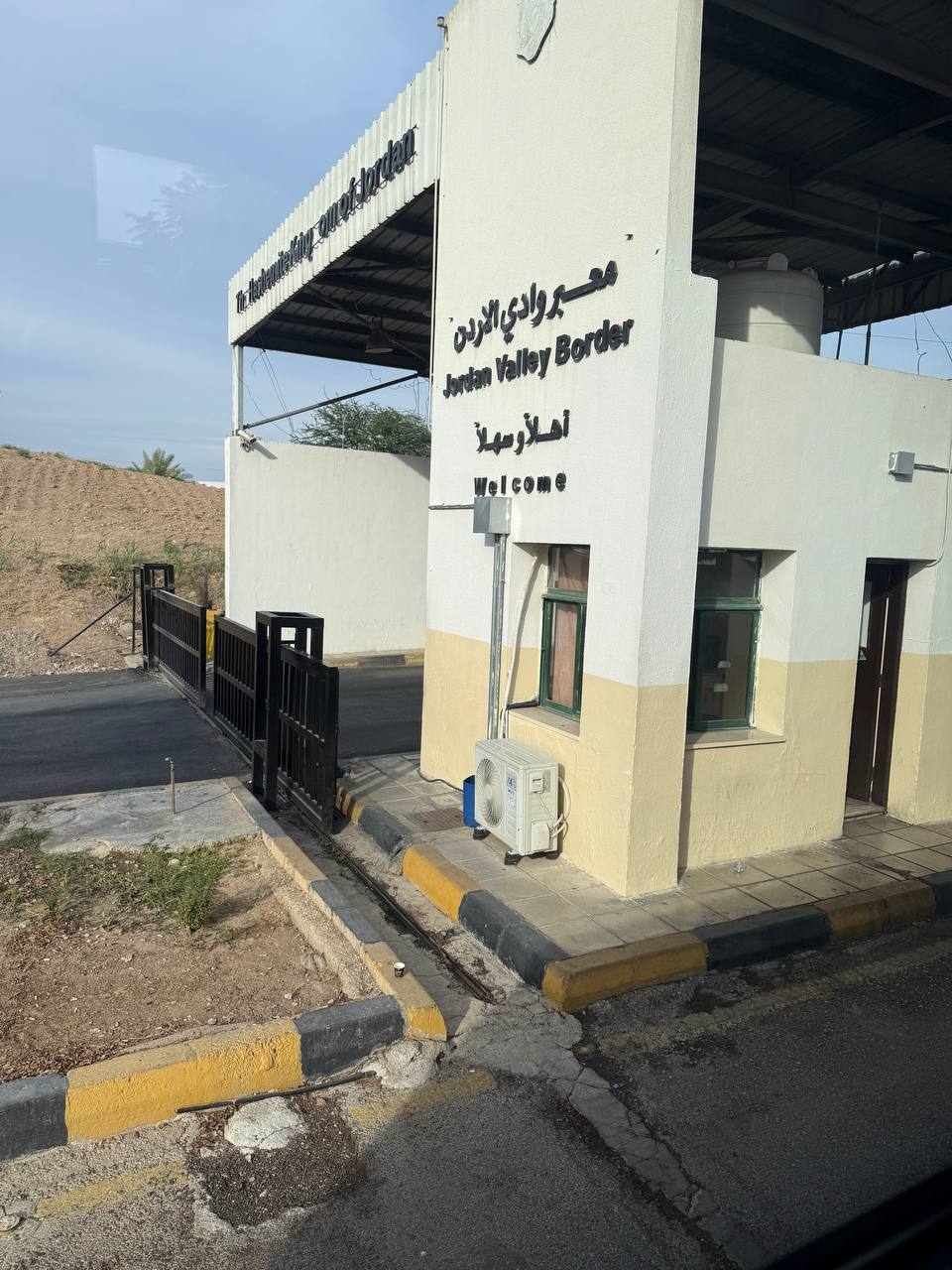 Meninggalkan perbatasan Yordania, Lembah Yordan di belakang, Amman di depan.