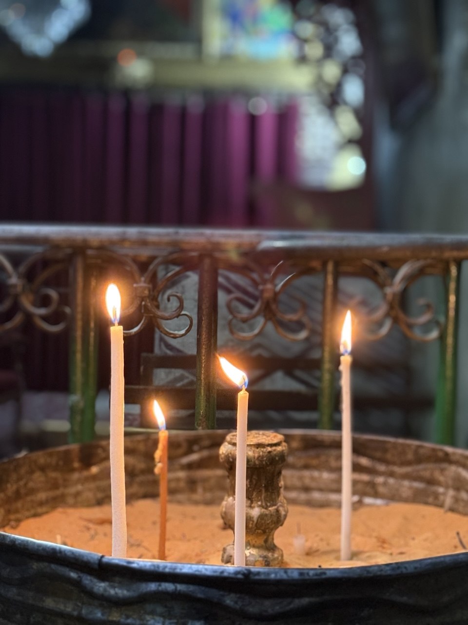 Lilin-lilin doa, pasir menahan panas, nyala menahan doa.