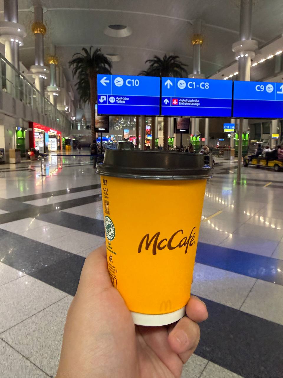 McCafé transit Dubai, dini hari sebelum melanjutkan ke Kairo.
