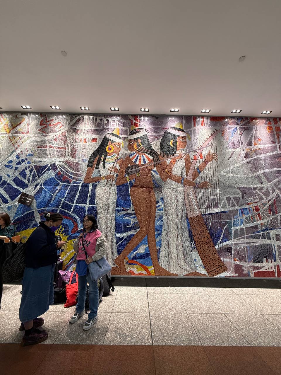 Mural musisi Mesir Kuno di bandara Kairo, sambutan pertama di benua Afrika.