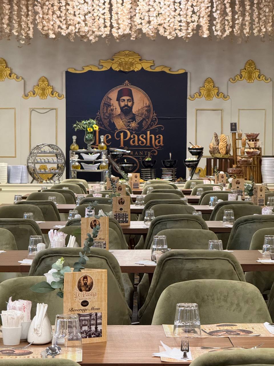 Interior Le Pasha, ruang makan bergaya Prancis yang hijau-emas.