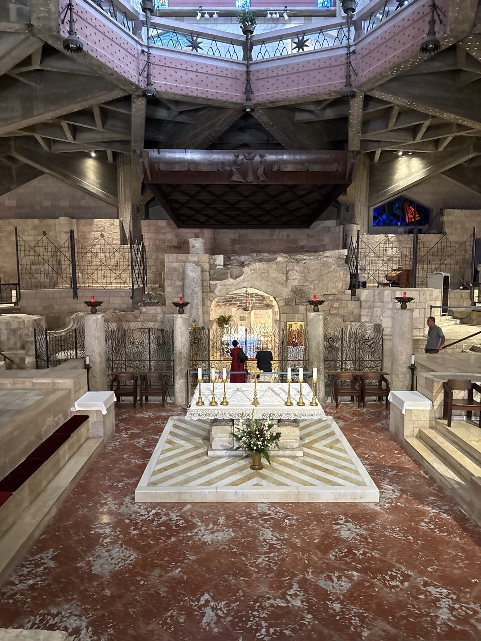 Halaman dalam Gereja Gantung Al-Muallaqa, air mancur marmer dua tingkat, lentera berpola bintang, lengkungan lancip di atas kolom marmer; oasis sunyi di tengah Kairo.