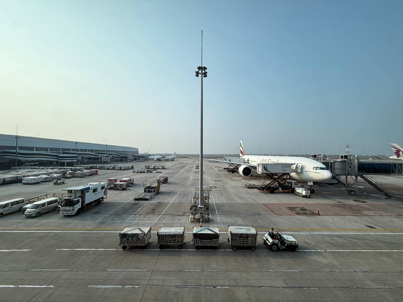 The bird is here, Boeing 777 Emirates di apron Soekarno-Hatta, menunggu kami boarding menuju Dubai.