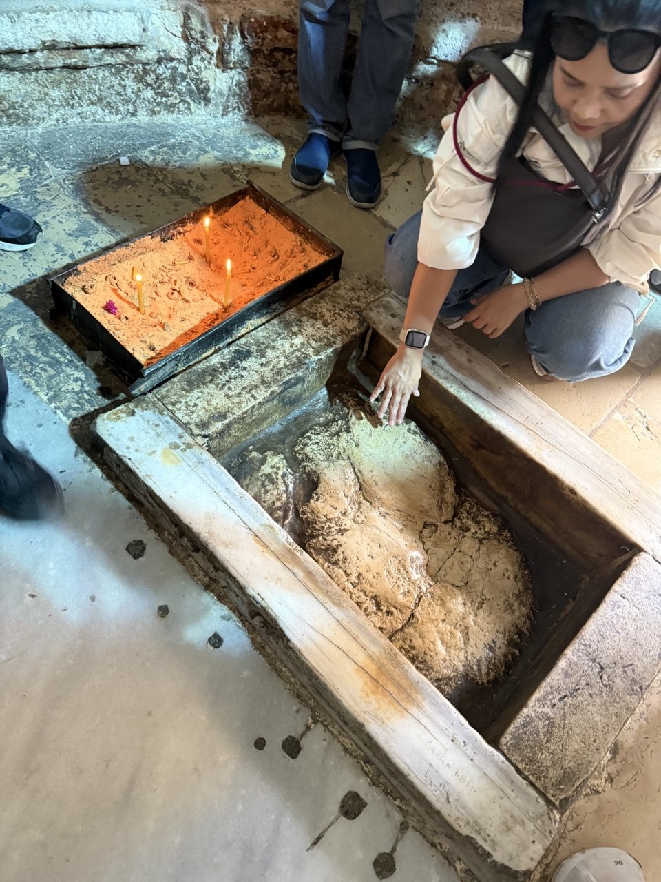 Batu jejak kaki di Chapel of the Ascension, tempat terakhir Ia berdiri.