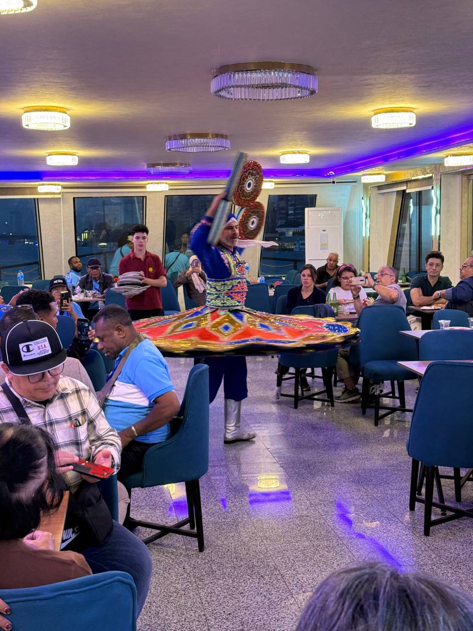 Tarian Tanoura di kapal, rok warna-warni mengembang.