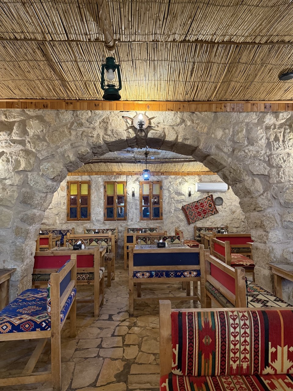 Restoran Dana Hills, fasad batu krem dan kanopi hijau.