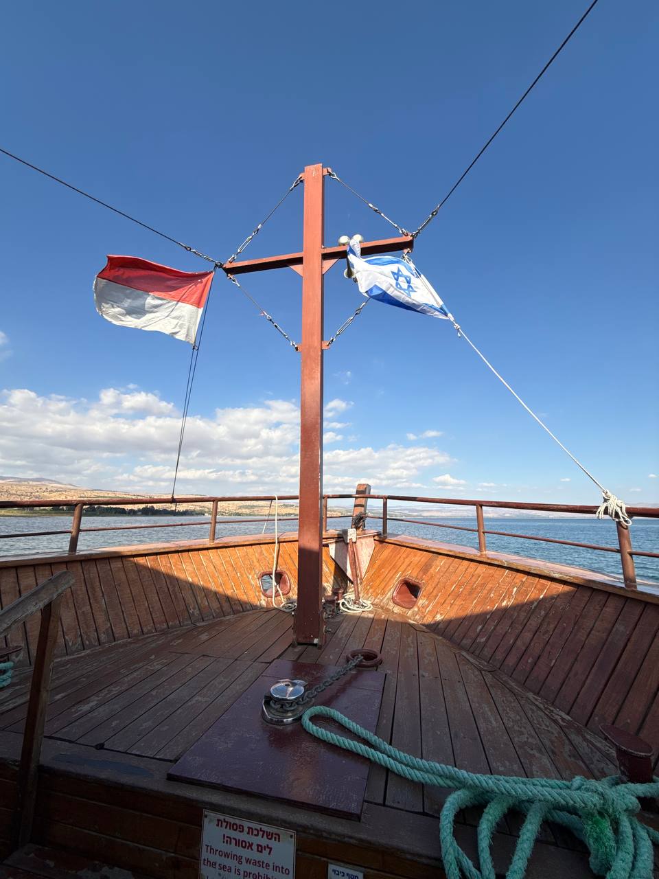 Dua bendera di satu tiang perahu Danau Galilea.