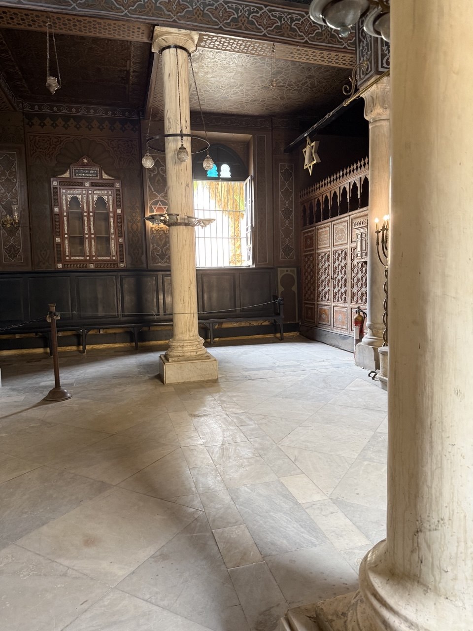 Interior Sinagoga Ben Ezra, sunyi dan sejuk setelah riuhnya jalanan.