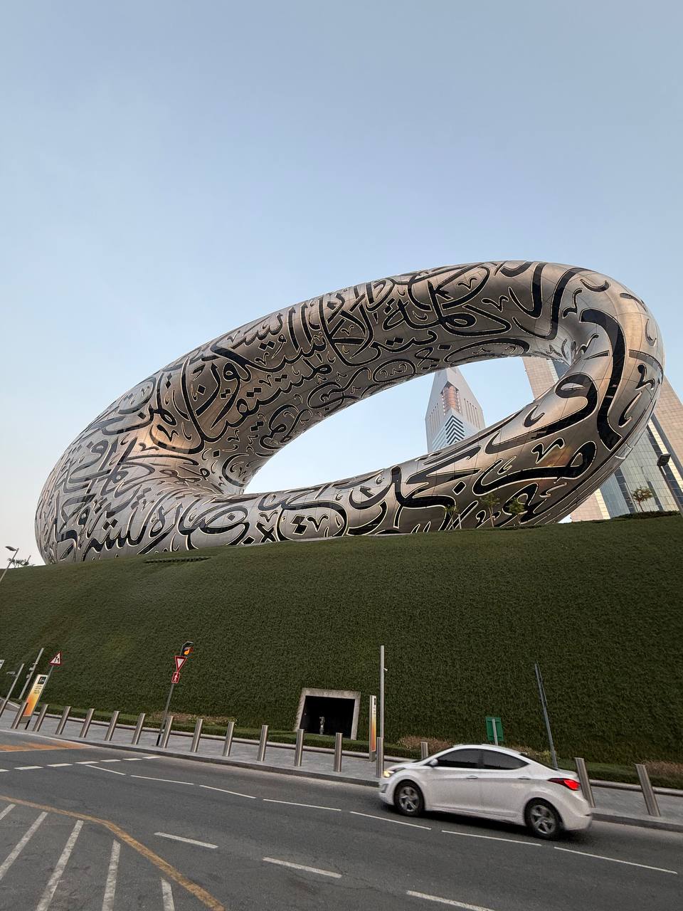 Museum of the Future, cincin baja berlapis kaligrafi Arab yang hari itu tertutup untuk renovasi.