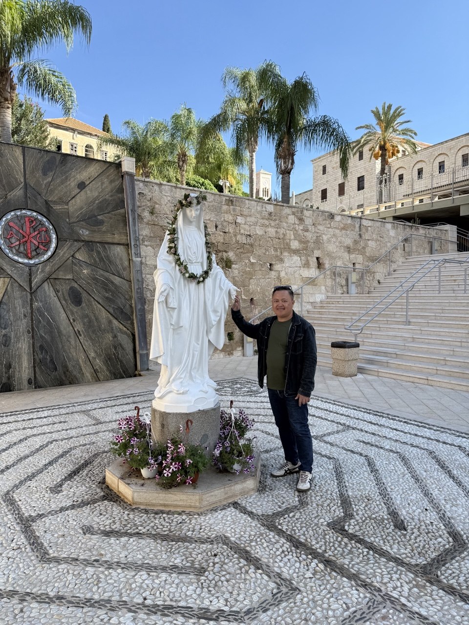Di samping patung Maria di Basilika Kabar Sukacita, dua Maria dalam doa saya.