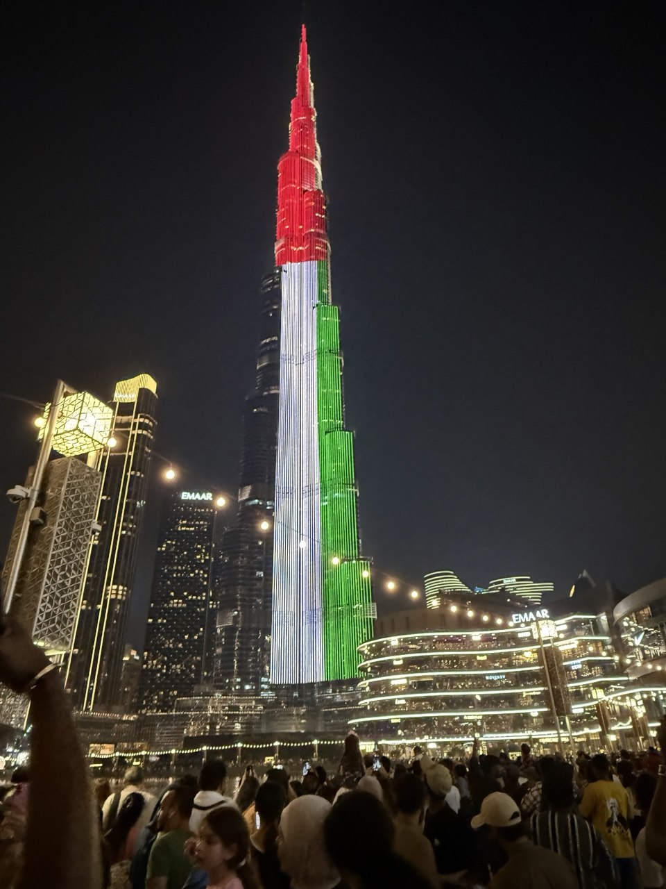 Burj Khalifa dari dasar, kepala mendongak, leher pegal.