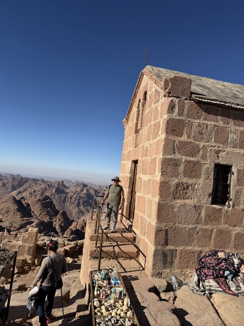Tugu "You're Now at the Summit of Mount Sinai".