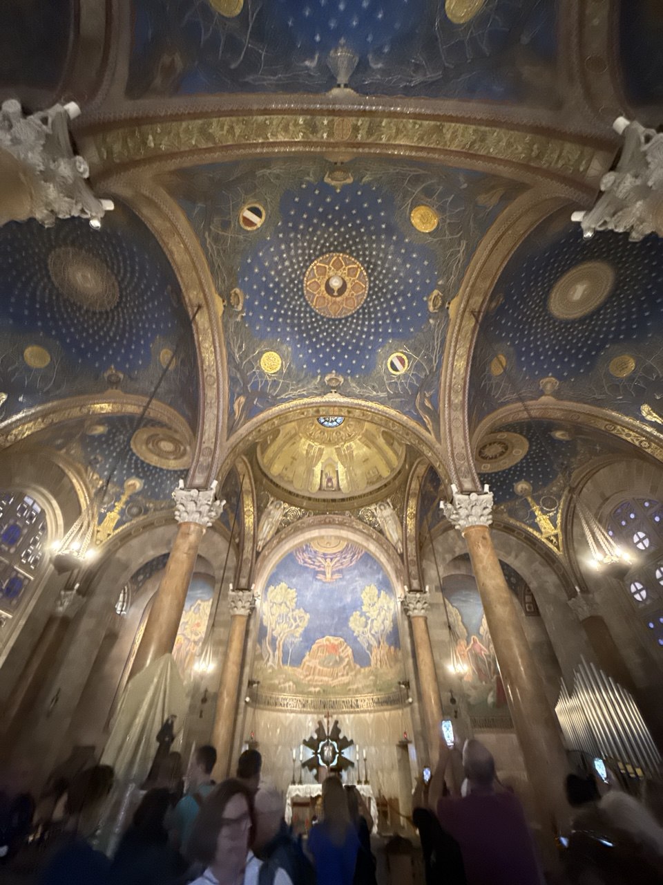 Interior Basilika Semua Bangsa, kubah biru bertabur bintang emas dan mosaik agoni di atas batu bergumul.