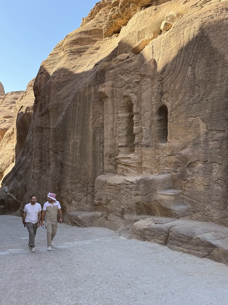 The Siq, jalur berkelok dengan ceruk makam Nabatea dipahat langsung di dinding ngarai.