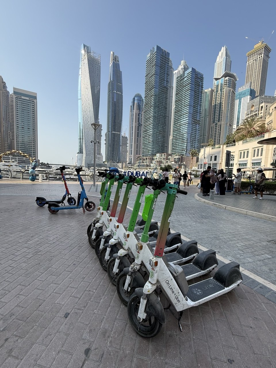 Dubai Marina, dhow kayu dan menara kaca.