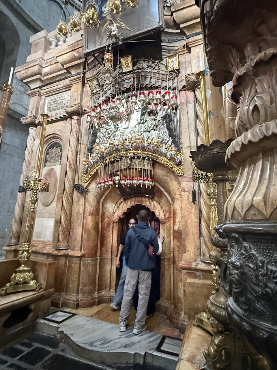 Aedicule marmer, pintu rendah yang memaksa semua orang membungkuk.